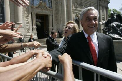 El presidente electo chileno, Sebastián Piñera, saluda a sus seguidores ayer en Santiago.