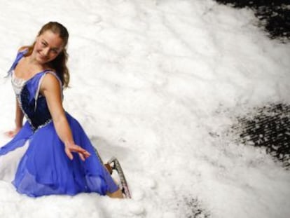 La actriz Irina Tkachuk, en el escenario del teatro Nuevo Apolo cubierto de hielo. 