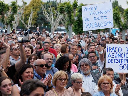 Concentración a favor de la plaza Francisco Rabal y el Centro Cultural Asunción Balaguer en la localidad madrileña de Alpedrete, el 11 de mayo.