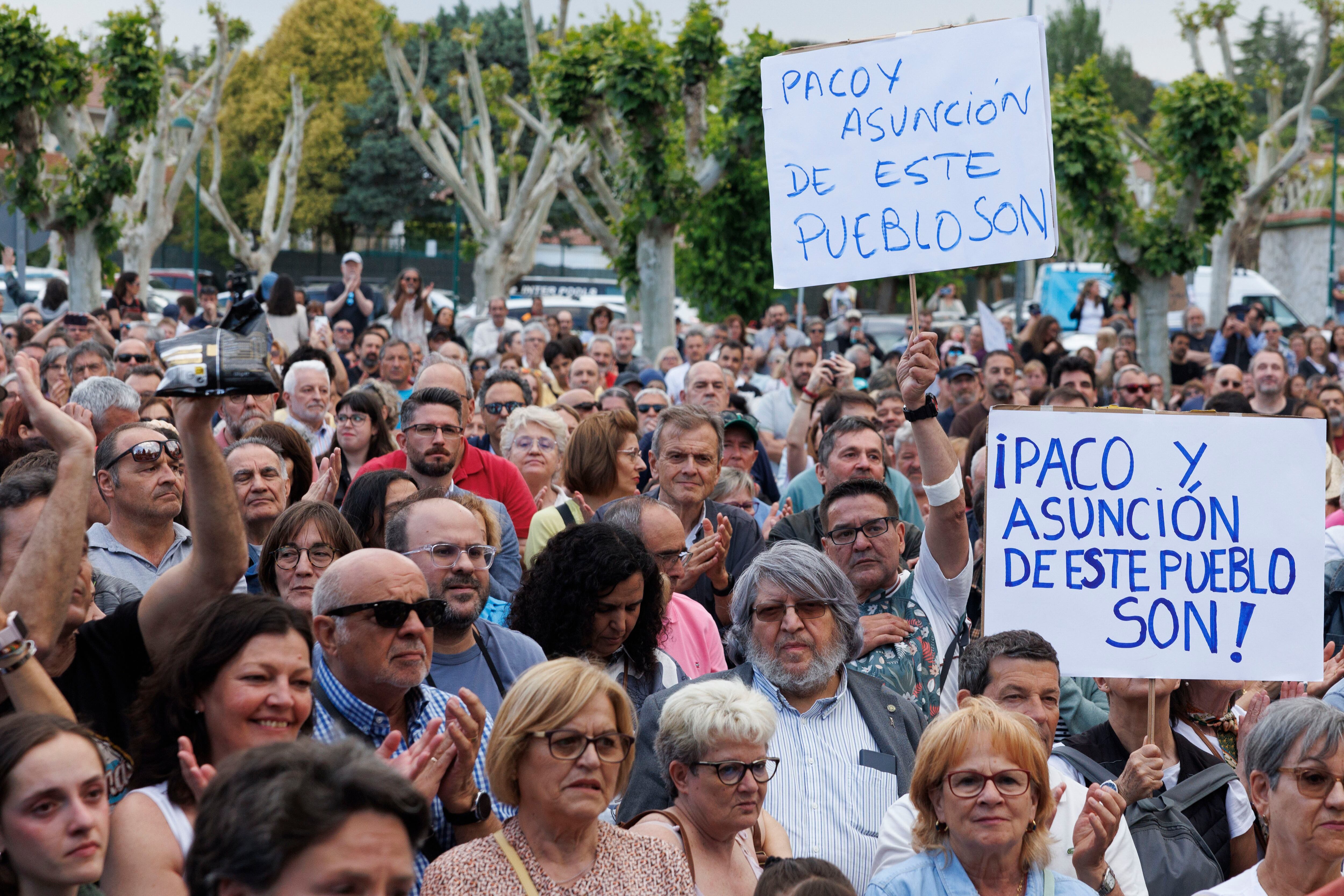 Concentración a favor de la plaza Francisco Rabal y el centro cultural Asunción Balaguer el sábado 11 de mayo en la localidad madrileña de Alpedrete. 