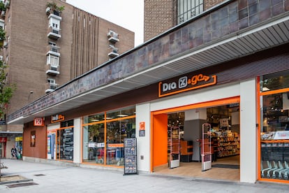 Entrada de una tienda de la cadena de supermercados Dia.