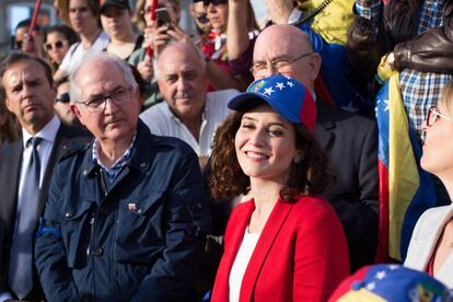 El exalcalde metropolitano de Caracas Antonio Ledezma junto a la candidata del PP a la Comunidad de Madrid, Isabel Díaz Ayuso.