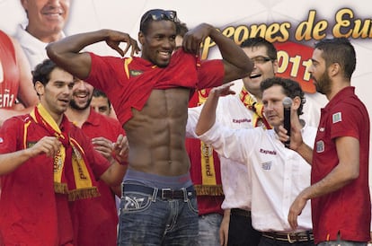 Ibaka muestra sus músculos en el escenario de la Plaza de Callao.