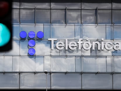 FILE PHOTO: The logo of Spanish Telecom company Telefonica is seen next to a traffic ligth at its headquarters in Madrid, Spain, May 12, 2021. REUTERS/Sergio Perez/File Photo