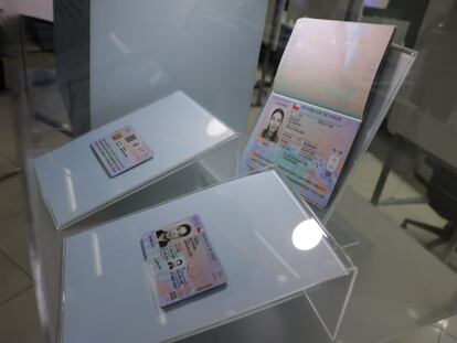 La nueva cédula de identidad y pasaporte en una vitrina, durante su presentación, el 5 de junio.