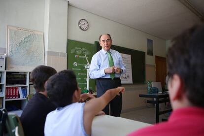 Ignacio Sánchez Galán, ayer, con un grupo de niños de la Ciudad de Los Muchachos de Leganés.