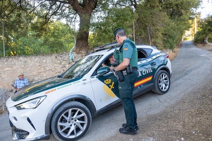 Dispositivo de la Guardia Civil en Huétor Santillán (Granada), el miércoles.