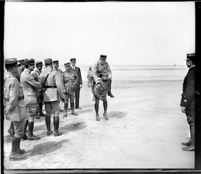 20 de junio de 1918. En el casino de Loon-Plage, Francia (nota manuscrita del autor sobre el negativo de vidrio).