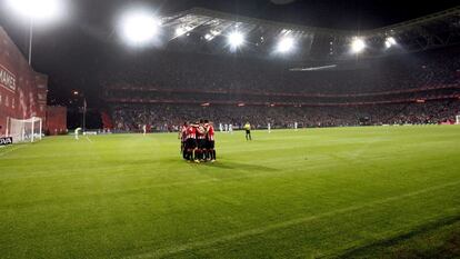 Los jugadores del Athletic de Bilbao celebran tras marcar el tercer gol ante el Celta de Vigo, durante el partido de Liga que están disputando esta noche en el nuevo estadio de San Mamés, en Bilbao.