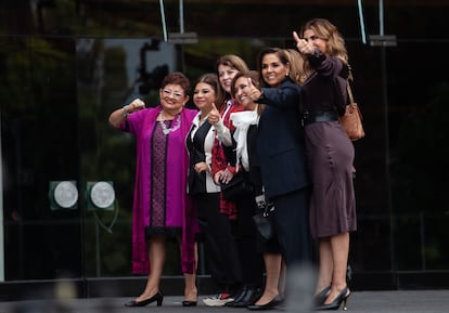 Ernestina Godoy Ramos, titular de la Consejería Jurídica de la Presidencia, y Clara Brugada, jefa de Gobierno de Ciudad de México, acompañadas de políticas de Morena, en su llegada a la toma de posesión.