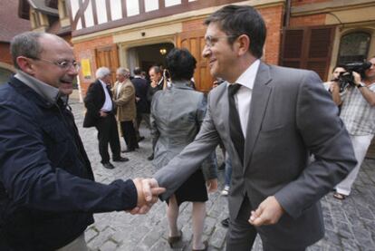 El <i>lehendakari,</i> Patxi López (derecha), saluda al alcalde de San Sebastián, Juan Carlos Izagirre, en la capital donostiarra.