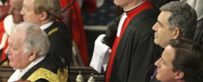 El presidente de los comunes, Michael Martín (a la izquierda), ante el primer ministro, Gordon Brown, y David Cameron.