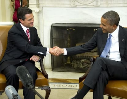 Enrique Peña Nieto (l) shakes hands with President Obama Tuesday at the White House.