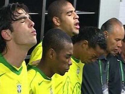 Kaká, Robinho, Adriano y Ronaldinho, rezan en un momento del documental.