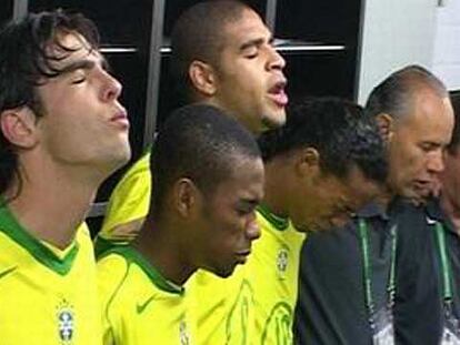 Kaká, Robinho, Adriano y Ronaldinho, rezan en un momento del documental.