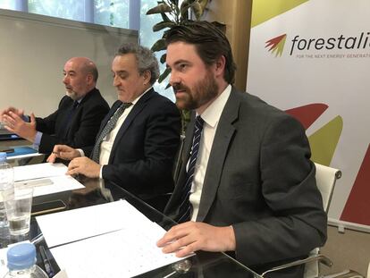 De izquierda a derecha, Carlos Reyero, director financiero de Forestalia; Fernando Muñoz, vicepresidente y Yann Dumont, CEO de Fotovoltáica y Eólica.