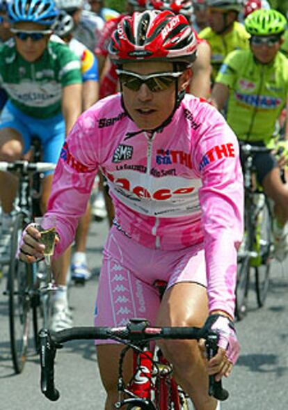 Damiano Cunego, ayer, de rosa y con una copa de champaña.