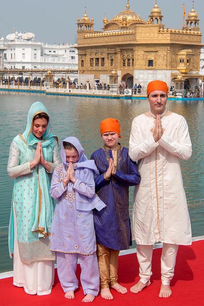 Justin Trudeau, primer ministro canadiense, y su familia recibieron críticas por la vestimenta que utilizaron en su viaje a India. "Se sabe del gusto del primer ministro por hacer guiños a otras culturas, pero en esta ocasión ganaron los excesos; al parecer, la diplomacia apoyada en el guardarropa también tiene límites. Medios indios comentaron con sorna que la familia parecía vestida para acudir a una boda tradicional o para una película de Bollywood", publicaba El País. La familia Trudeau incluso fueron acusados de apropiación cultural.