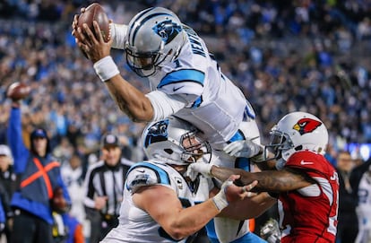 Cam Newton (jugador del Panthers) anota un touchdown.