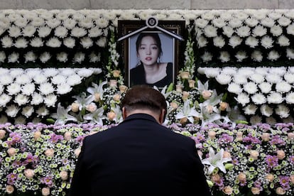 Un hombre de Corea del Sur frente a un altar conmemorativo en honor a la estrella del K-pop Goo Hara en el Hospital St. Mary de Seúl, el 25 de noviembre de 2019.