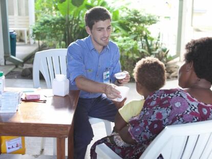 El médico español Oriol Mitjà, en la isla de Lihir (Papúa Nueva Guinea).