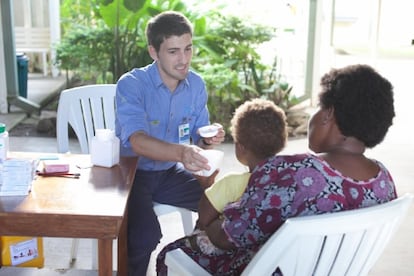 El pediatre espanyol Oriol Mitjà, a l'illa de Lihir (Papua Nova Guinea).