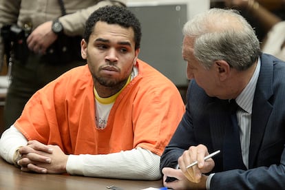Chris Brown, en un juicio tras violar la libertad condicional en 2014.