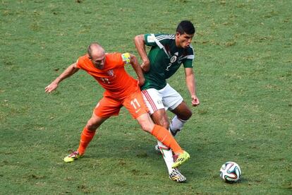 Robben rouba a bola de Javier Rodríguez.