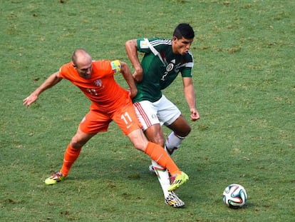 Robben rouba a bola de Javier Rodríguez.