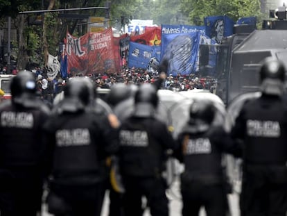 Policías custodian el Congreso argentino ante manifestantes que rechazan el Presupuesto 2019.