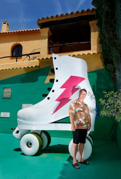 Andy McKay, retratado junto al patín gigante que preside la pista de tenis (rosa) del Pikes