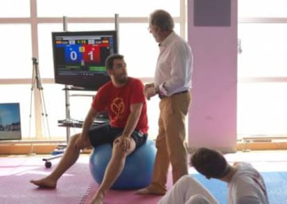 Com vários atletas em treinamento.