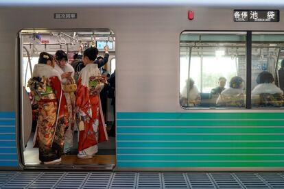 Jóvenes japonesas, vestidas con kimonos coloridos, viajan en un vagón de tren después haber asistido a una ceremonia que marca el inicio de su mayoría de edad, este lunes, en el parque Toshimaen Amusement en Tokio (Japón). "El día de la mayoría de edad" lo celebran los jóvenes que han cumplido los 20, edad que está considerada como el inicio de la etapa adulta en el país nipón.