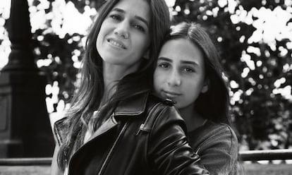 Charlotte Gainsbourg y Alice Attal en la campa&ntilde;a de la casa francesa.