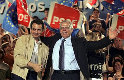 José Luis Rodríguez Zapatero y José Borrell, en Madrid, durante el mitin de cierre de campaña.