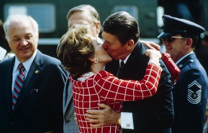 El presidente de Estados Unidos Ronald Reagan besando a su esposa, Nancy Reagan, en Knoxville (Tennessee) en 1982.