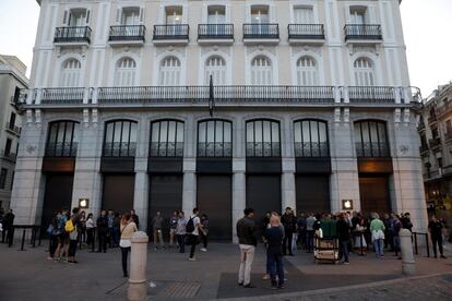 Vista de la Apple Store de Madrid antes de su apertura en el día que salen a la venta los nuevos iPhone 8.