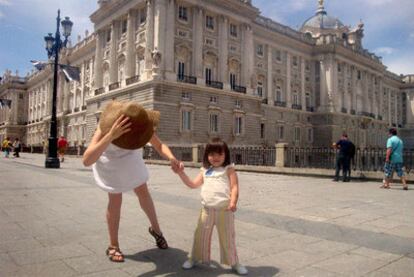 Alma Fernández, de tres años, en una de las visitas guiadas para niños al Palacio Real.