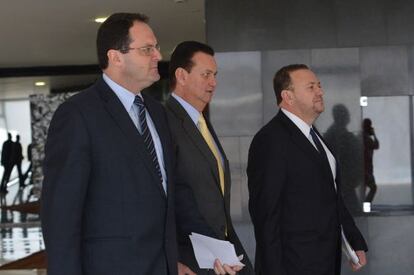 Os ministros Barbosa, Kassab e Edinho, após reunião no Planalto.
