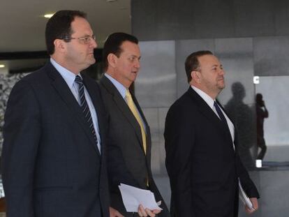 Los ministros Barbosa, Kassab y Edinho, después de reunión en el Planalto.