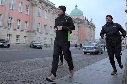 El canciller alemán, Olaf Scholz, hace ejercicio a primera hora de la mañana por el centro de Potsdam, este domingo.