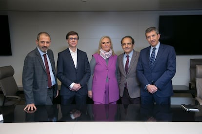 Desde la izquierda: Xavier Flores, secretario general de Infraestructuras; José Manuel Vasallo, catedrático de la Universidad en ETSI; Rosalía González, consejera delegada de calle 30; Miguel Ángel Carrillo, presidente del Colegio de Ingenieros de Caminos y José Ángel Tamariz, director de Europa de Cintra.