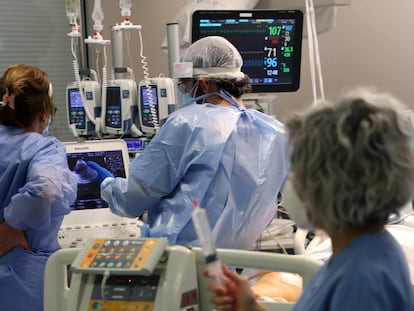 Profissionais do Hospital Universitário Central das Astúrias, em Oviedo (norte da Espanha), atendem a um paciente grave com covid-19, em 26 de fevereiro.