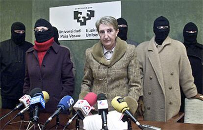 Profesores de la Universidad del País Vasco presentaron ayer una Plataforma por la Libertad. En el centro, Gotzone Mora.