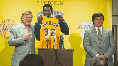 Jerry Buss (John. C. Reilly), Magic Johnson (Quincy Isaiah) y Jerry West (Jason Clarke), en la serie 'Tiempo de victoria: la dinastía de los Lakers'.