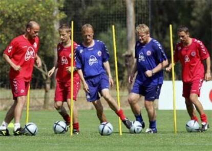 Jens Bangsbo, segundo por la derecha, durante un entrenamiento de la selección danesa.