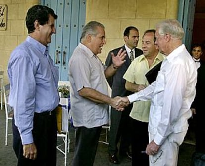 Jimmy Carter, derecha, en su reunión, ayer, con los disidentes Elizardo Sánchez (centro) y Osvaldo Paya.