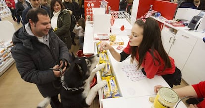 Inauguraci&oacute;n de una tienda de mascotas Kiwoko en Huelva. 