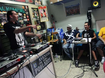 Los miembros del grupo de <i>hip-hop</i> La Excepción, en plena grabación de <i>Radio Taraská,</i> programa de radio para Internet.
