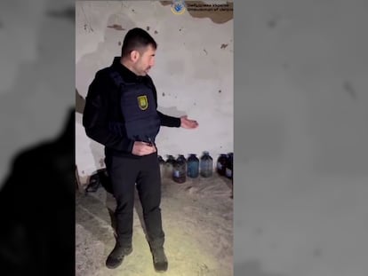 Dmytro Lubinets, el comisario de derechos humanos del Parlamento ucranio, presente una cámara de tortura encontrada en Jersón, noviembre de 2022.